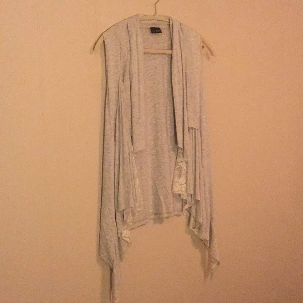 Sleeveless vest with Lace